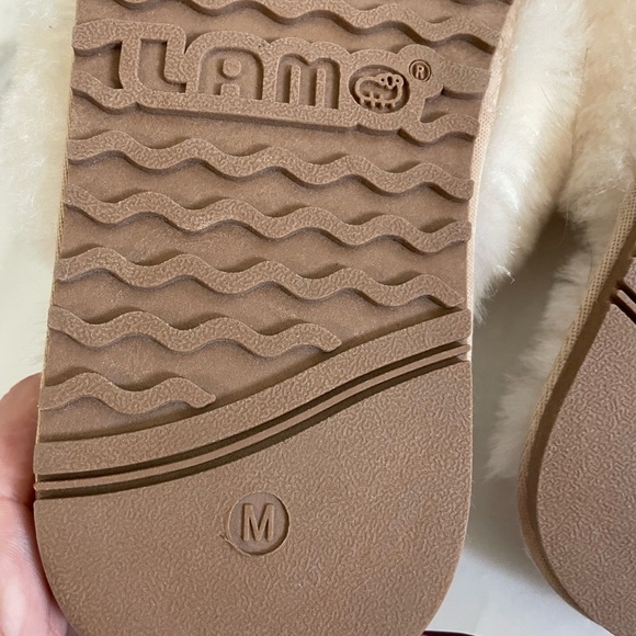 NWOT Lamo, size medium (7-9), ivory fuzzy crossover strap faux fur slippers - Picture 8 of 8